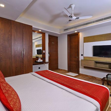 Hotel Nityaa Suites Ню Делхи Екстериор снимка