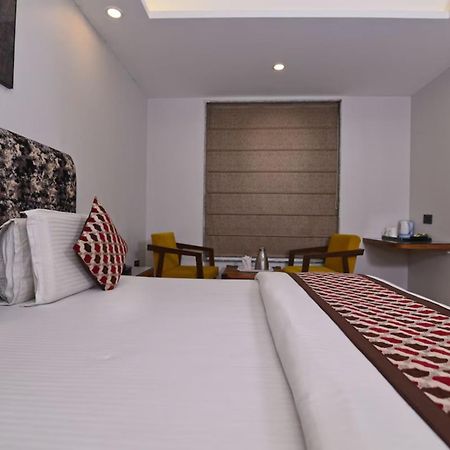 Hotel Nityaa Suites Ню Делхи Екстериор снимка