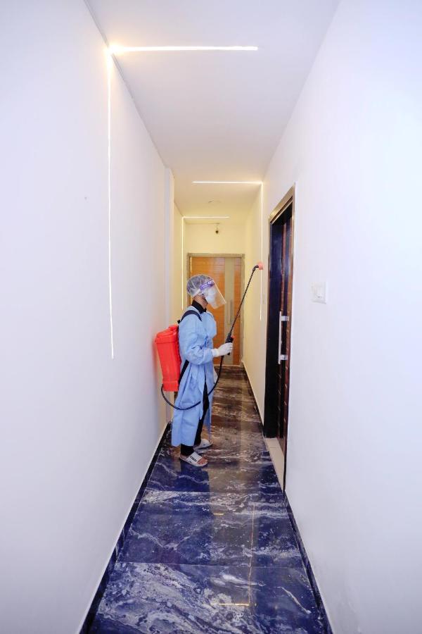 Hotel Nityaa Suites Ню Делхи Екстериор снимка