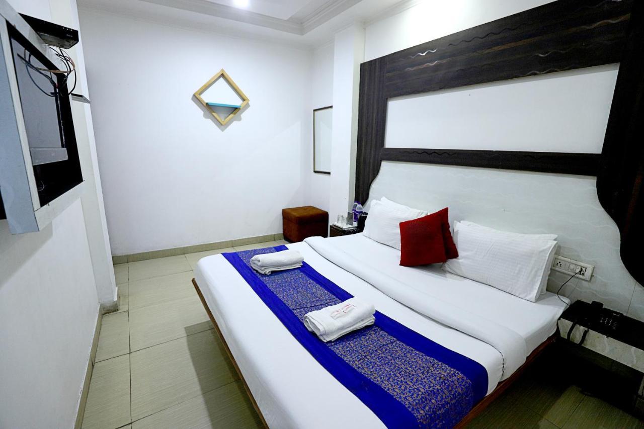 Hotel Nityaa Suites Ню Делхи Екстериор снимка