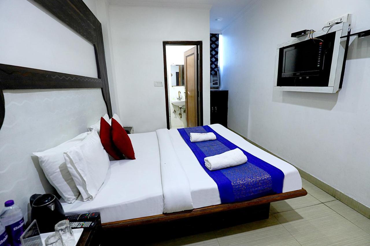 Hotel Nityaa Suites Ню Делхи Екстериор снимка