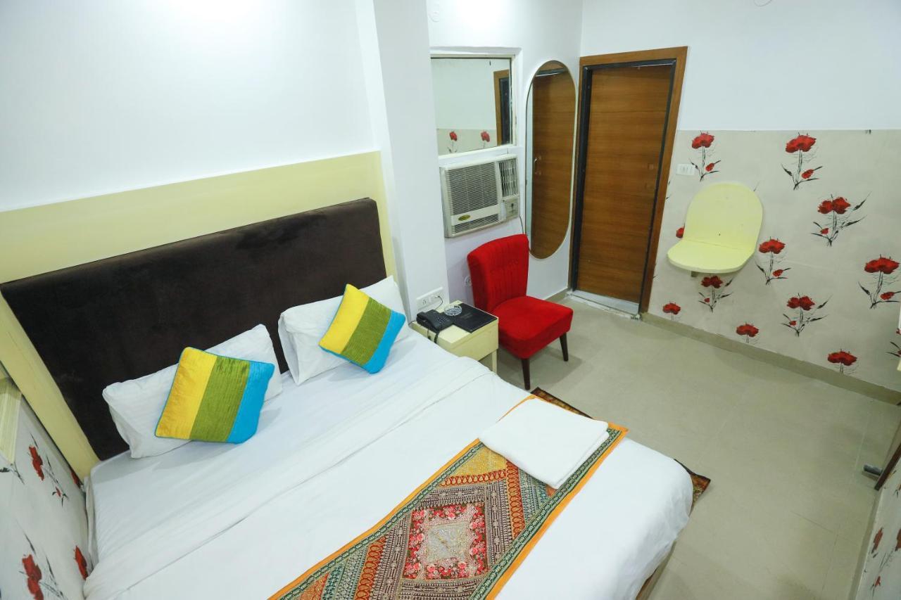 Hotel Nityaa Suites Ню Делхи Екстериор снимка