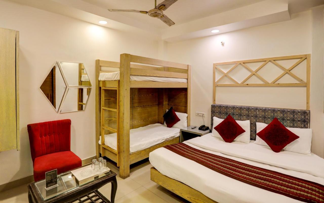 Hotel Nityaa Suites Ню Делхи Екстериор снимка