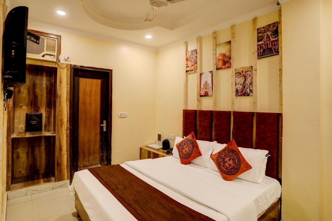 Hotel Nityaa Suites Ню Делхи Екстериор снимка