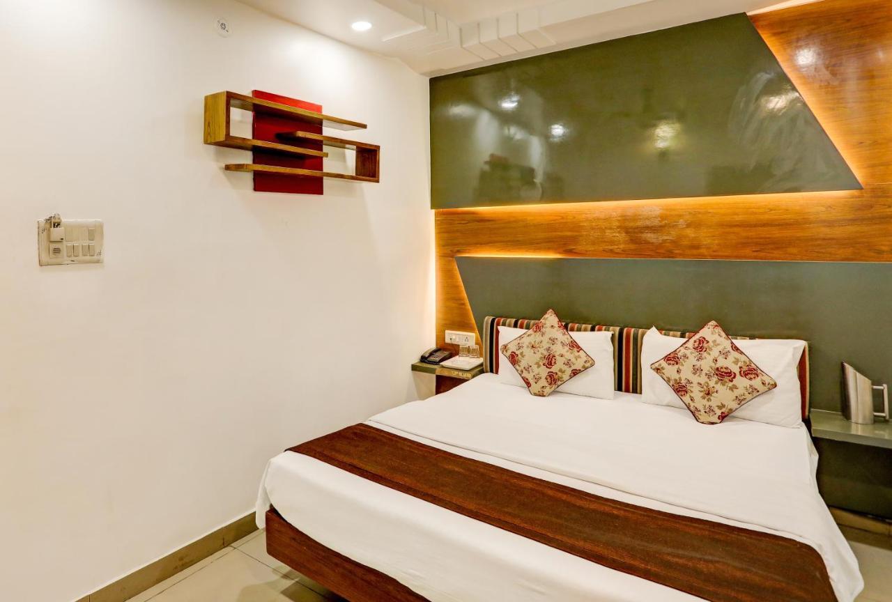 Hotel Nityaa Suites Ню Делхи Екстериор снимка