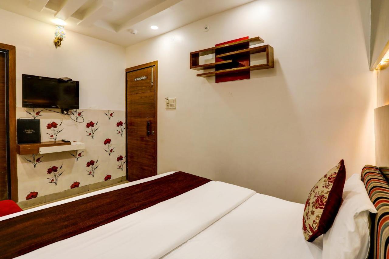 Hotel Nityaa Suites Ню Делхи Екстериор снимка