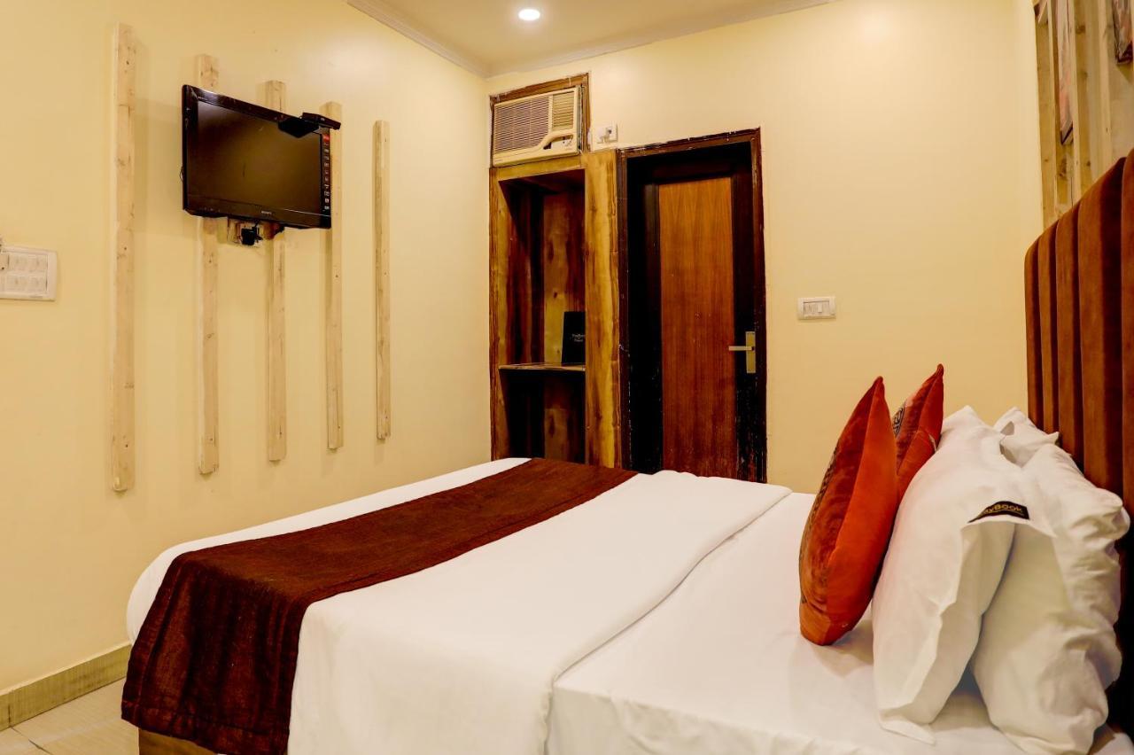 Hotel Nityaa Suites Ню Делхи Екстериор снимка