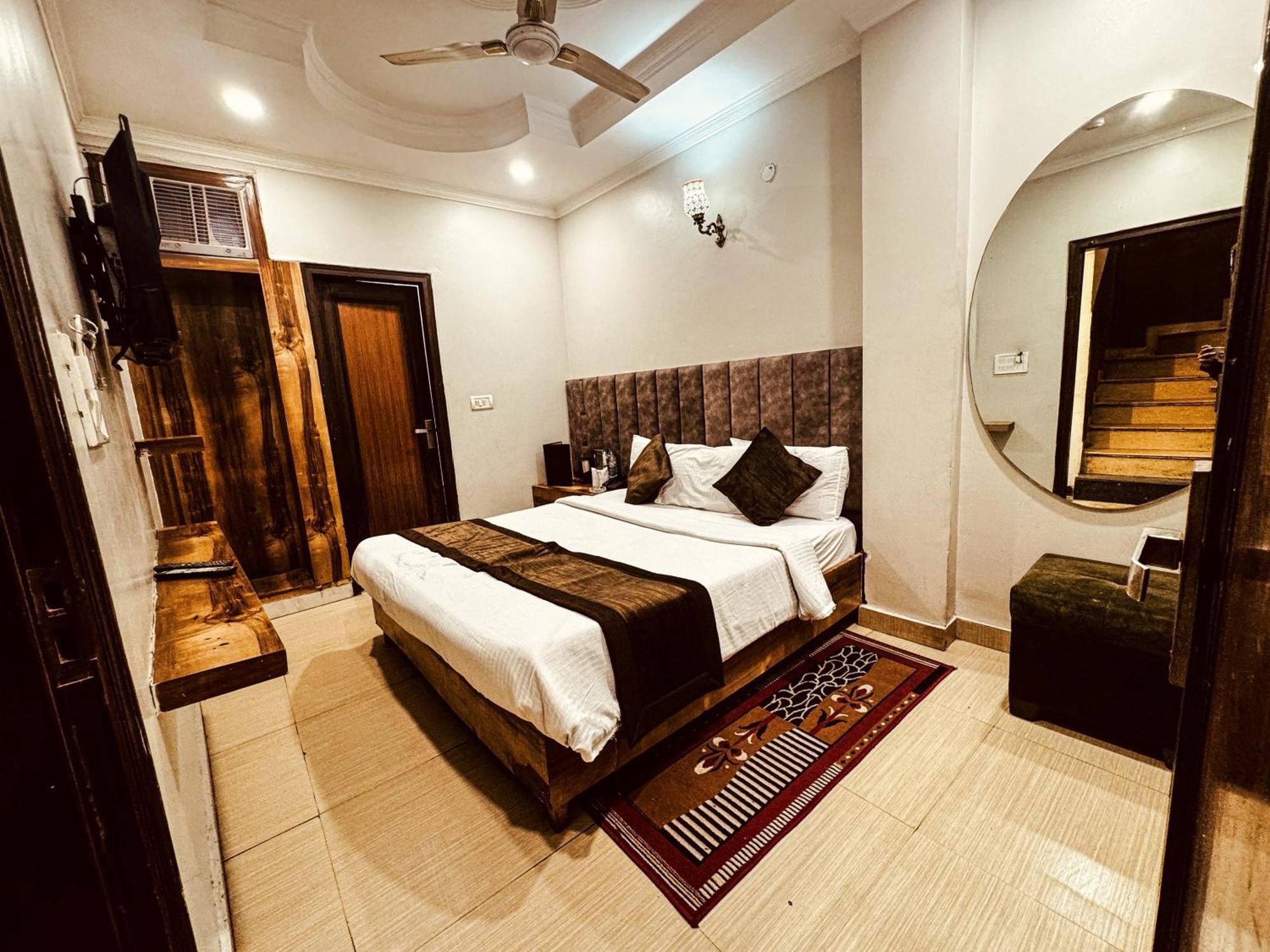 Hotel Nityaa Suites Ню Делхи Екстериор снимка