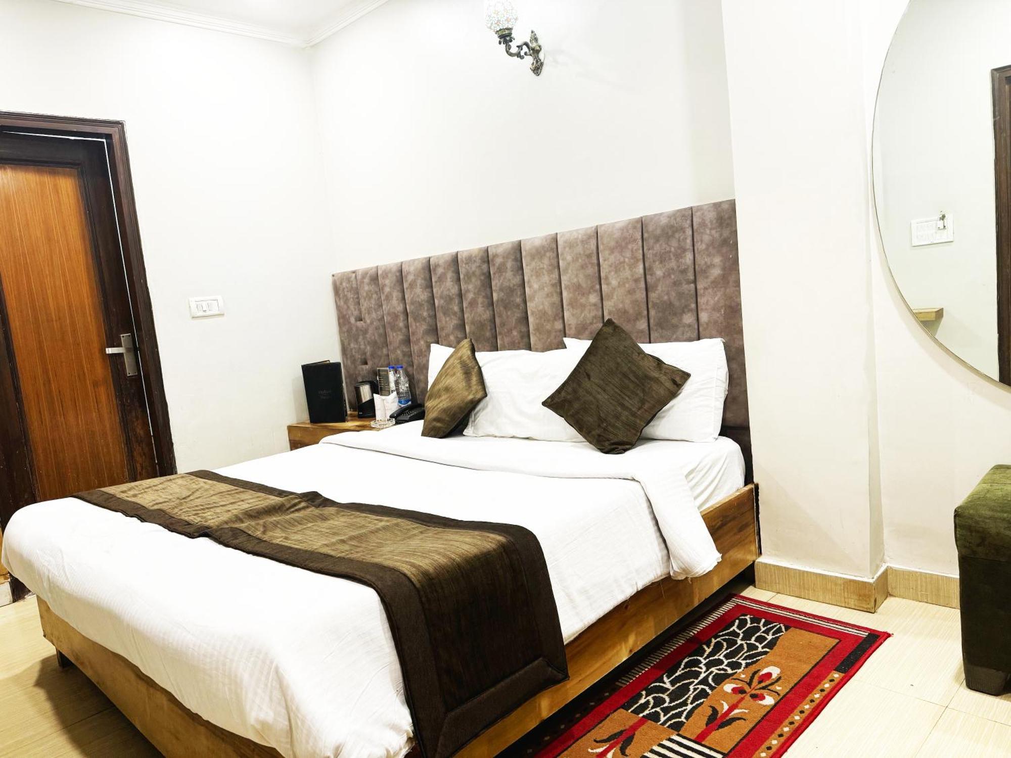 Hotel Nityaa Suites Ню Делхи Екстериор снимка