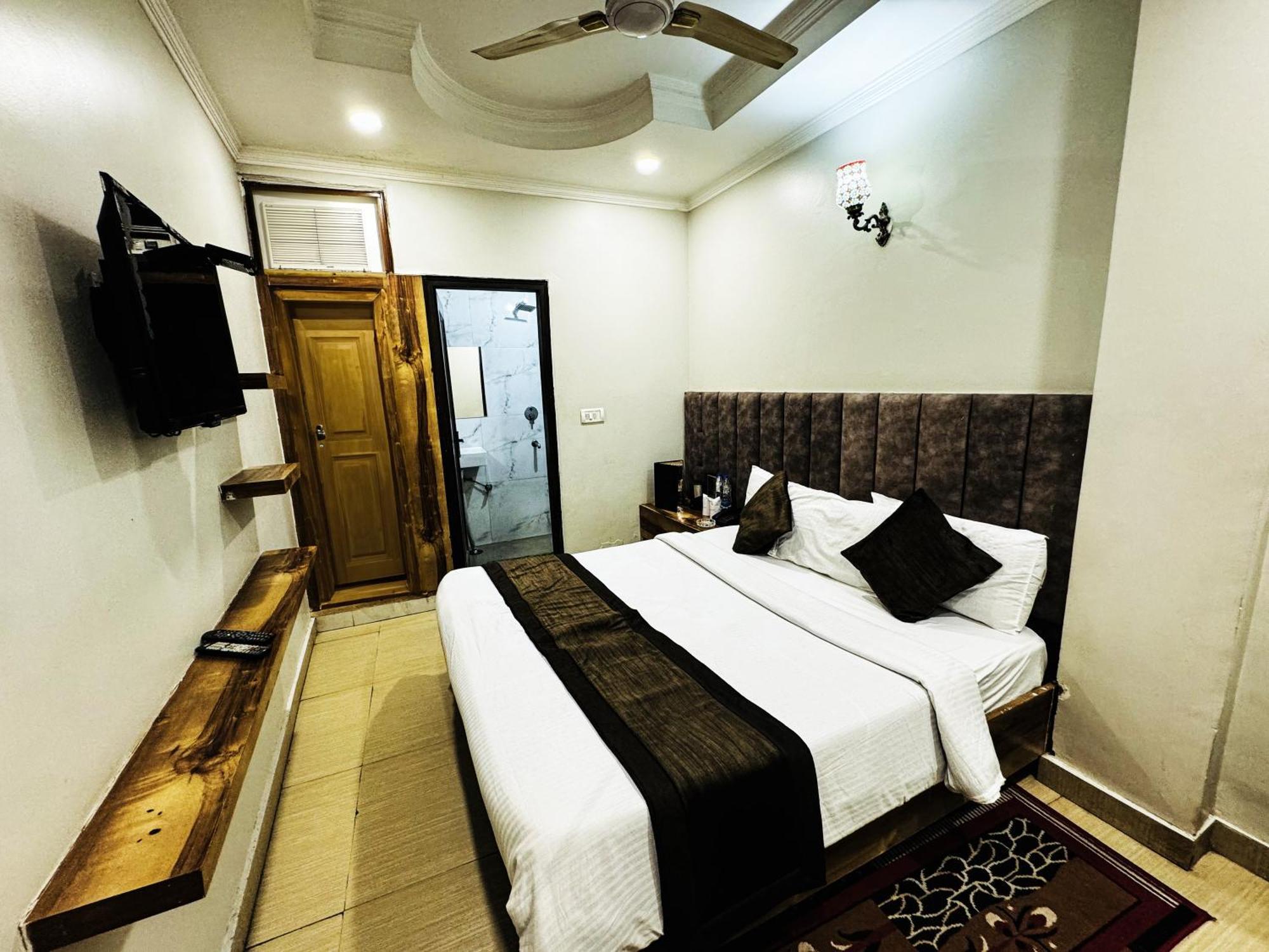 Hotel Nityaa Suites Ню Делхи Екстериор снимка