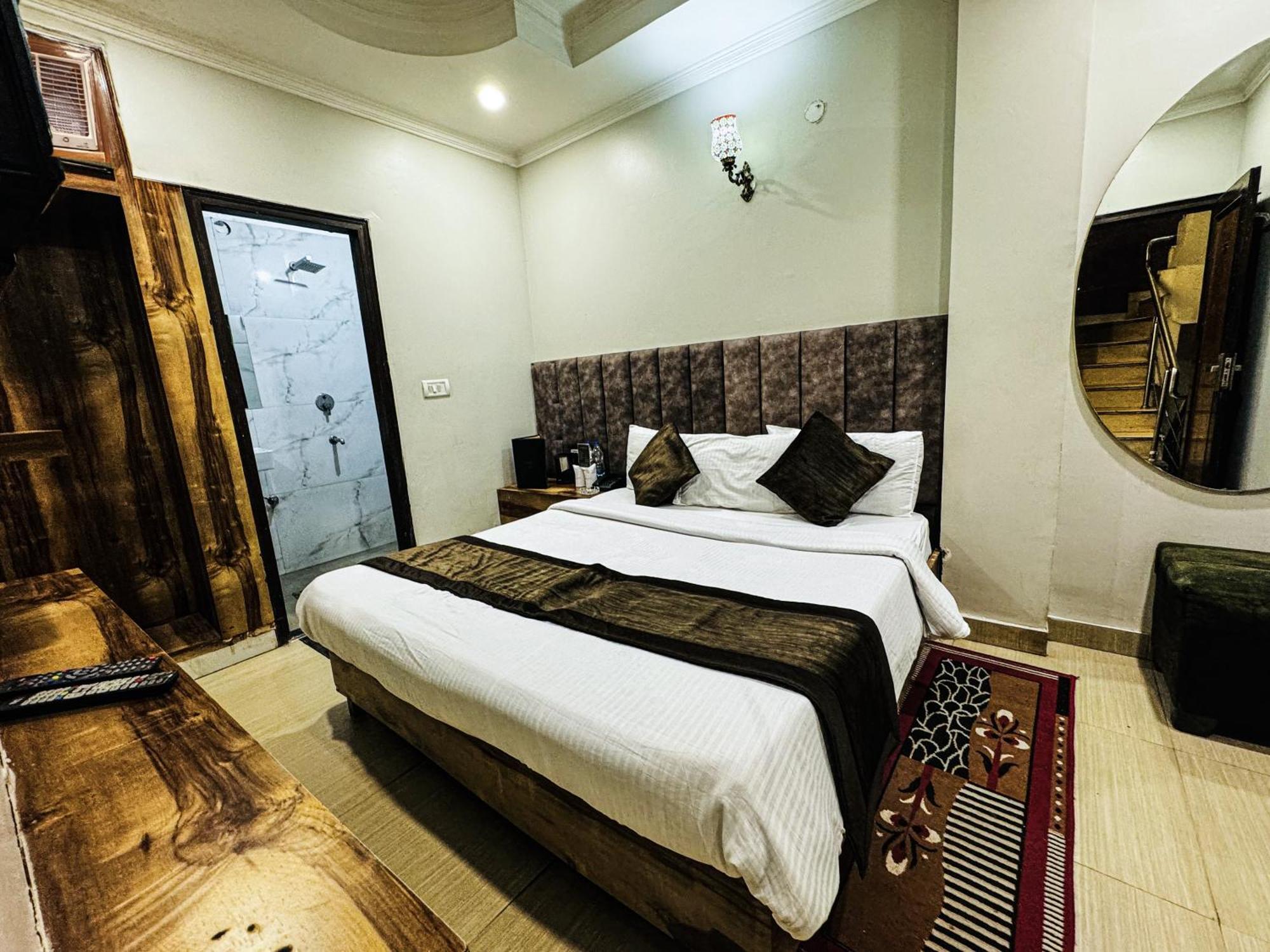Hotel Nityaa Suites Ню Делхи Екстериор снимка