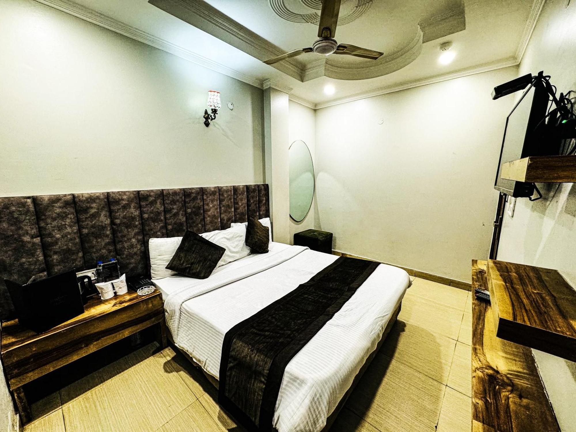 Hotel Nityaa Suites Ню Делхи Екстериор снимка