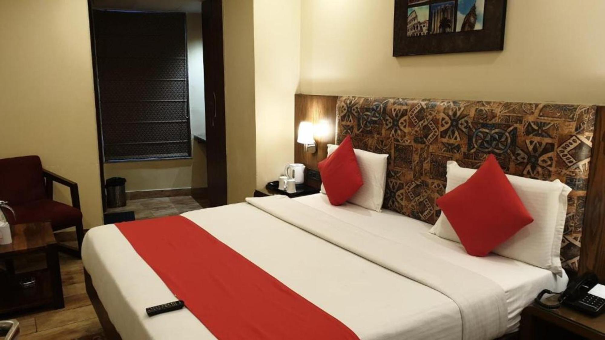 Hotel Nityaa Suites Ню Делхи Екстериор снимка