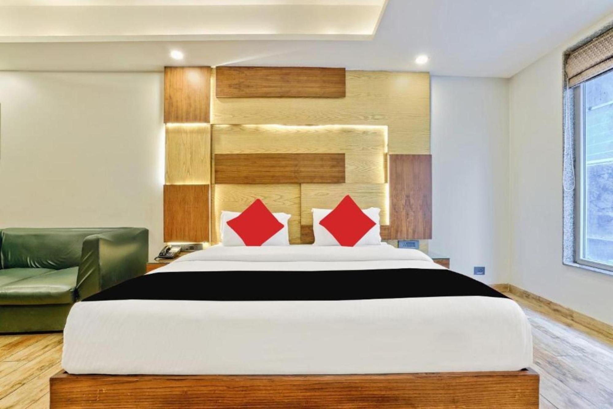 Hotel Nityaa Suites Ню Делхи Екстериор снимка