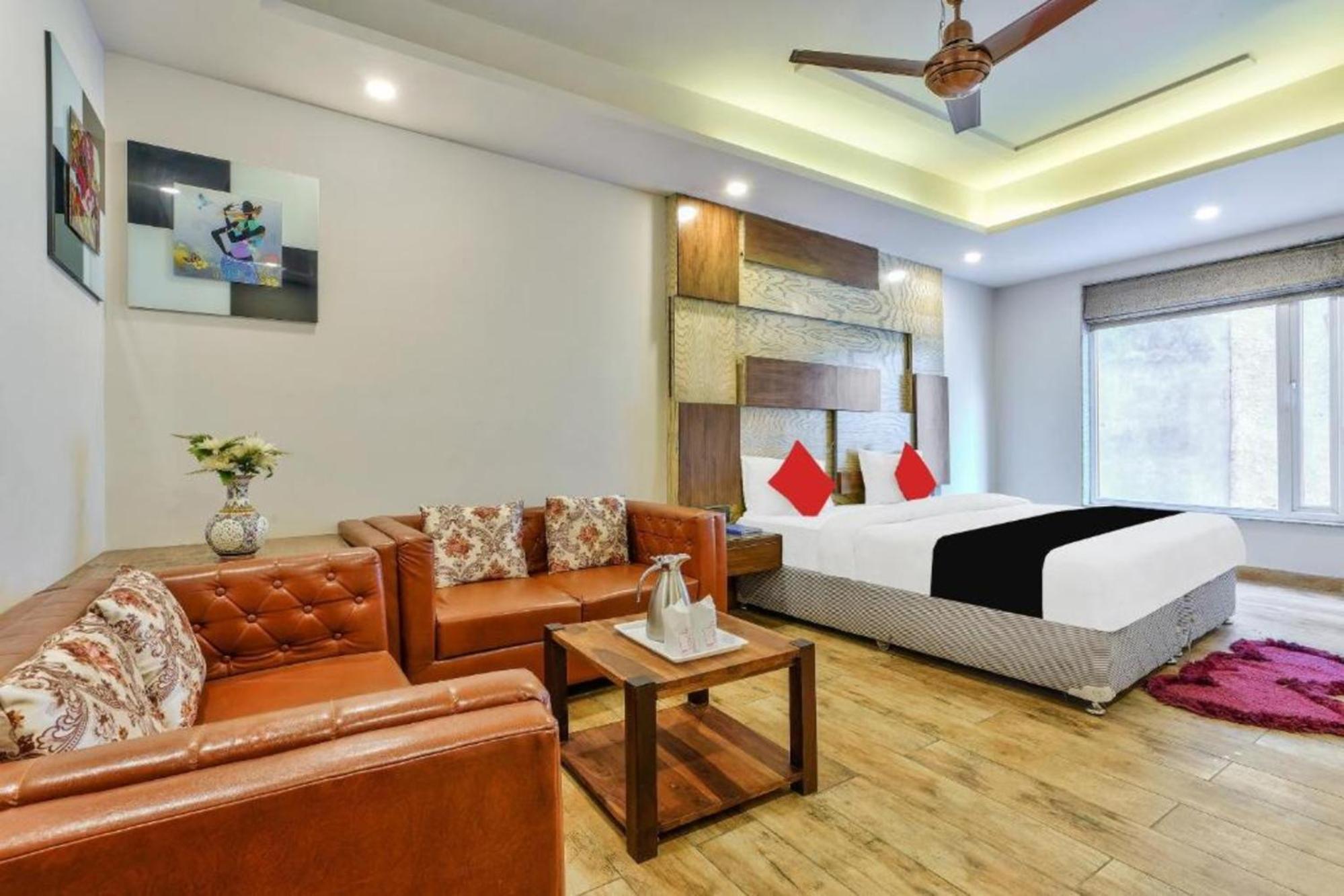 Hotel Nityaa Suites Ню Делхи Екстериор снимка