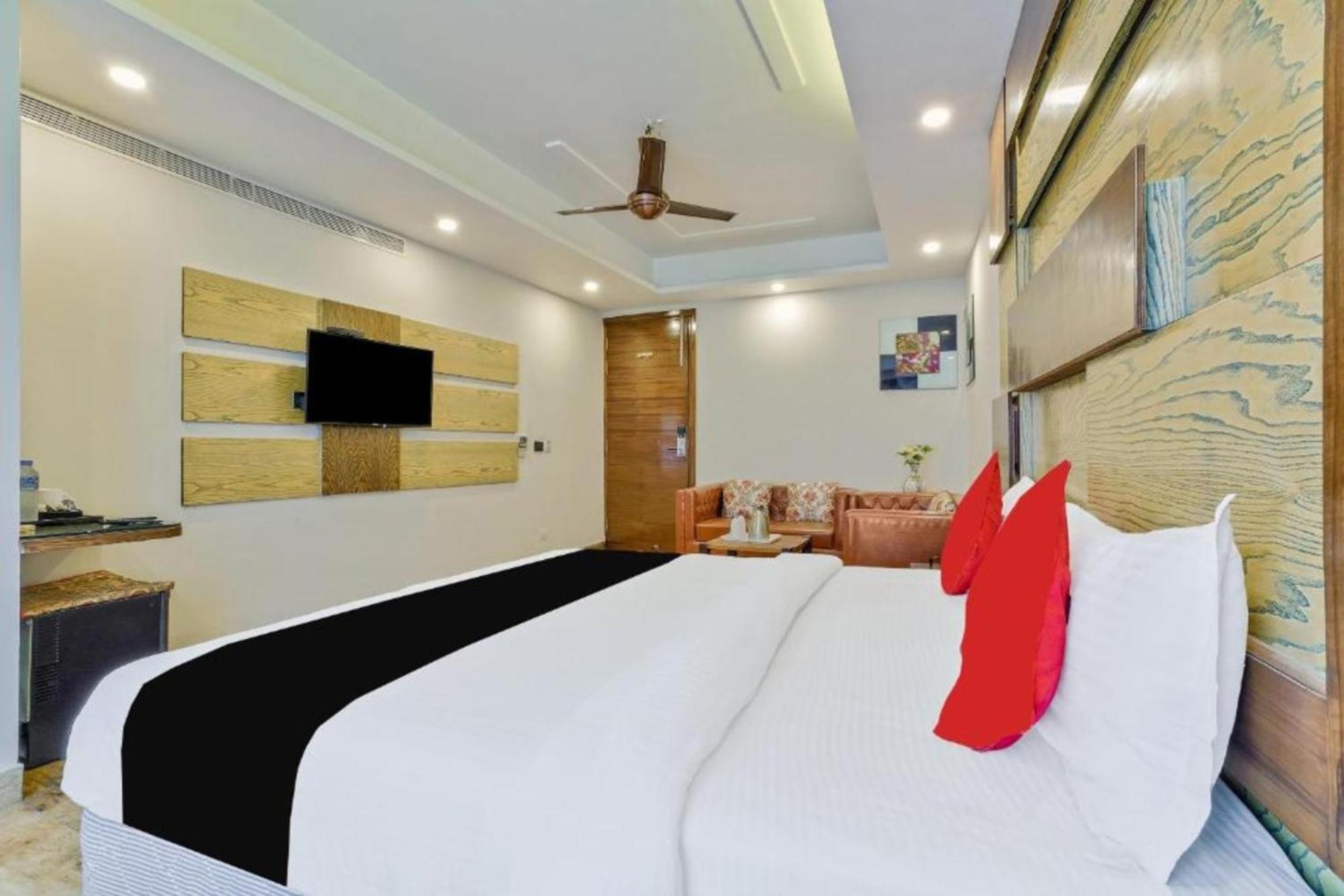 Hotel Nityaa Suites Ню Делхи Екстериор снимка