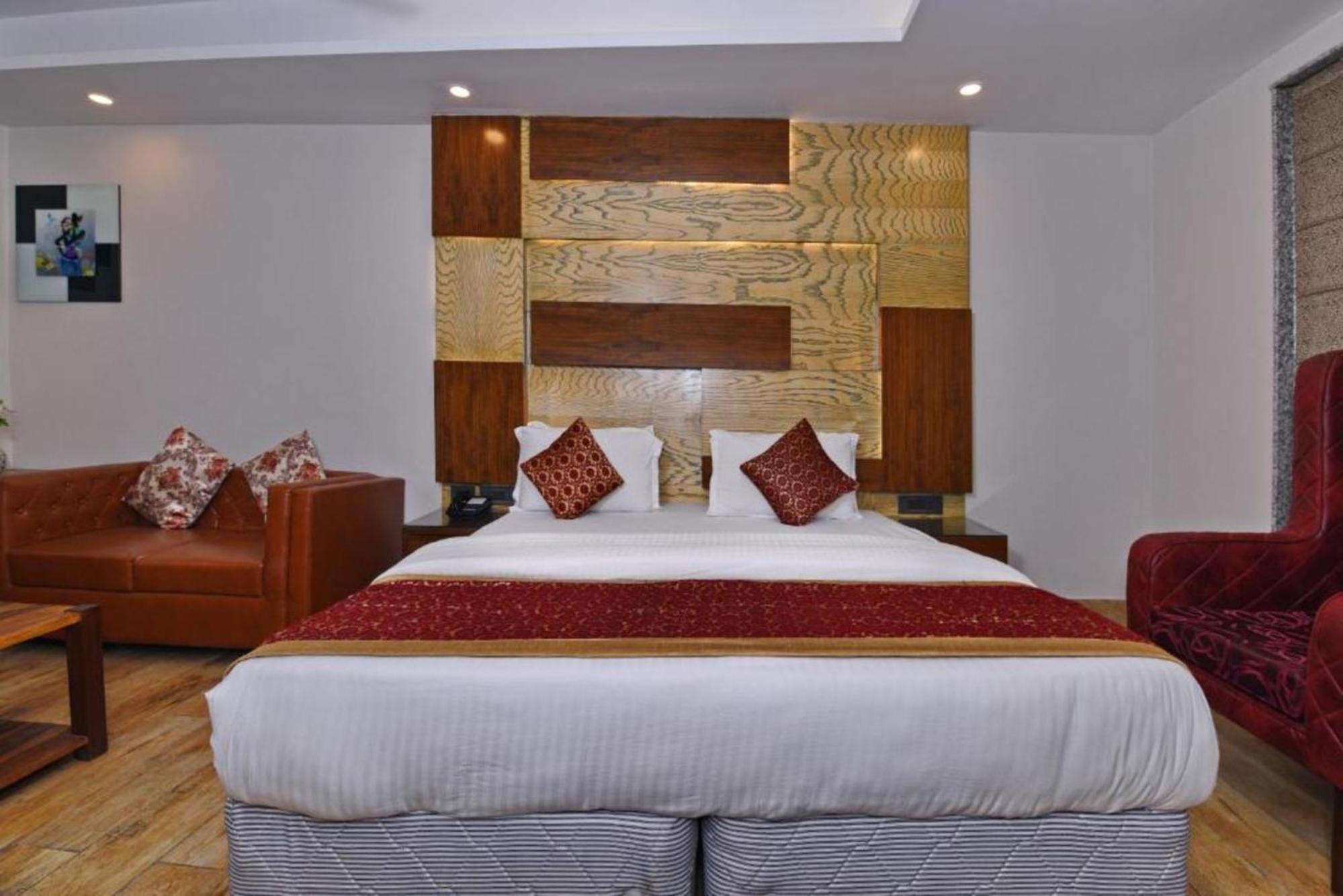 Hotel Nityaa Suites Ню Делхи Екстериор снимка