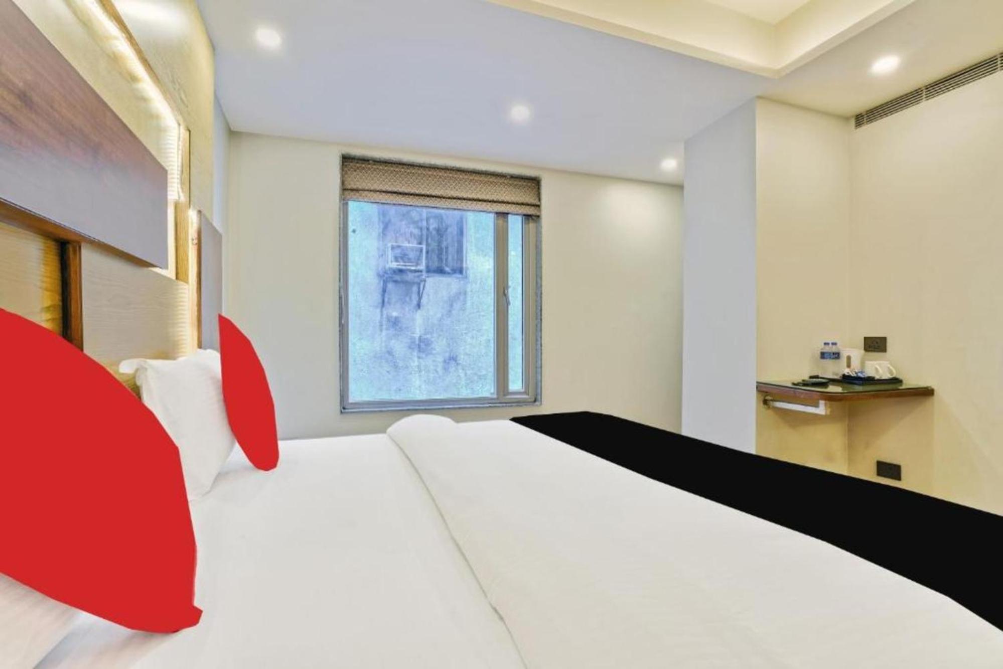 Hotel Nityaa Suites Ню Делхи Екстериор снимка