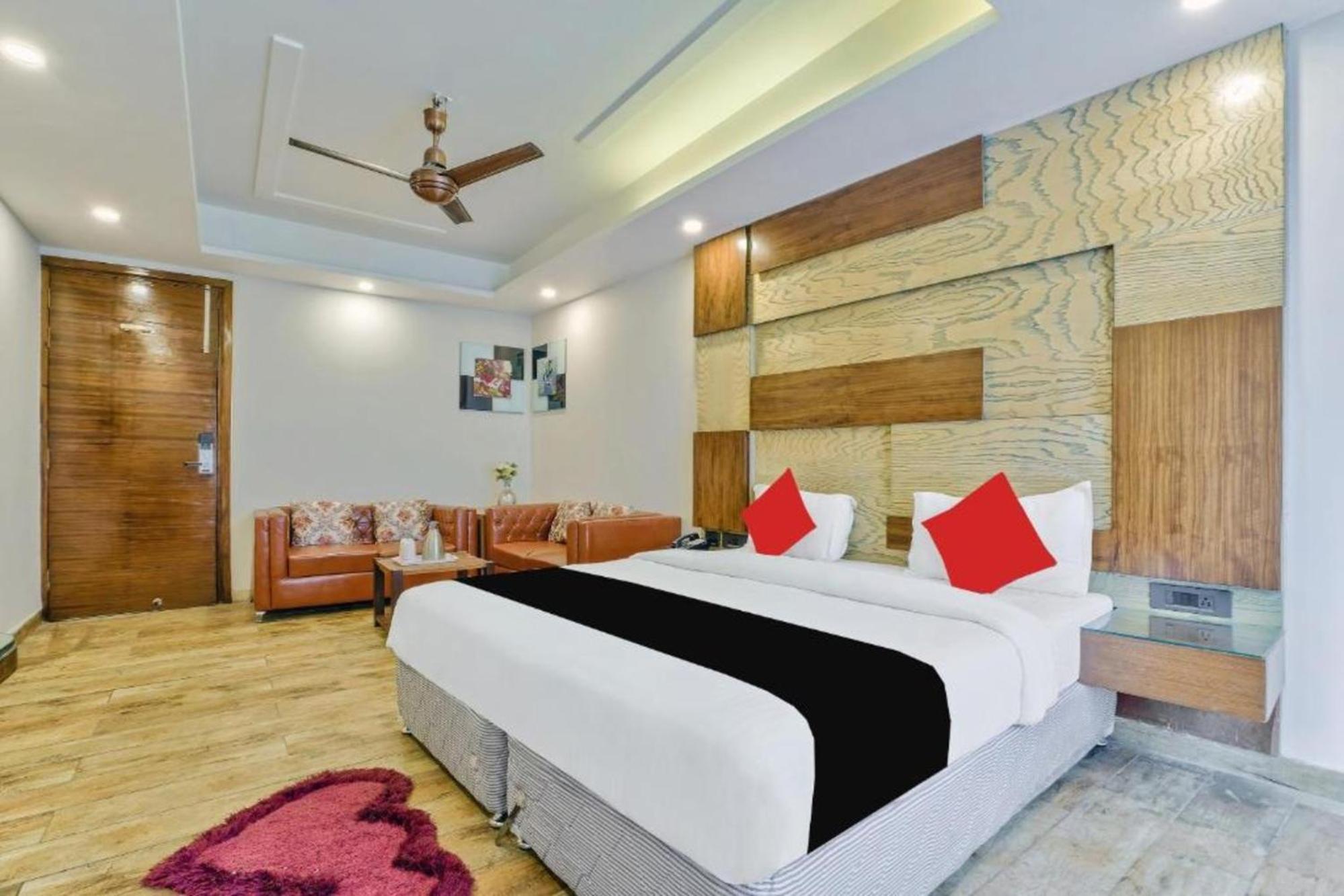 Hotel Nityaa Suites Ню Делхи Екстериор снимка