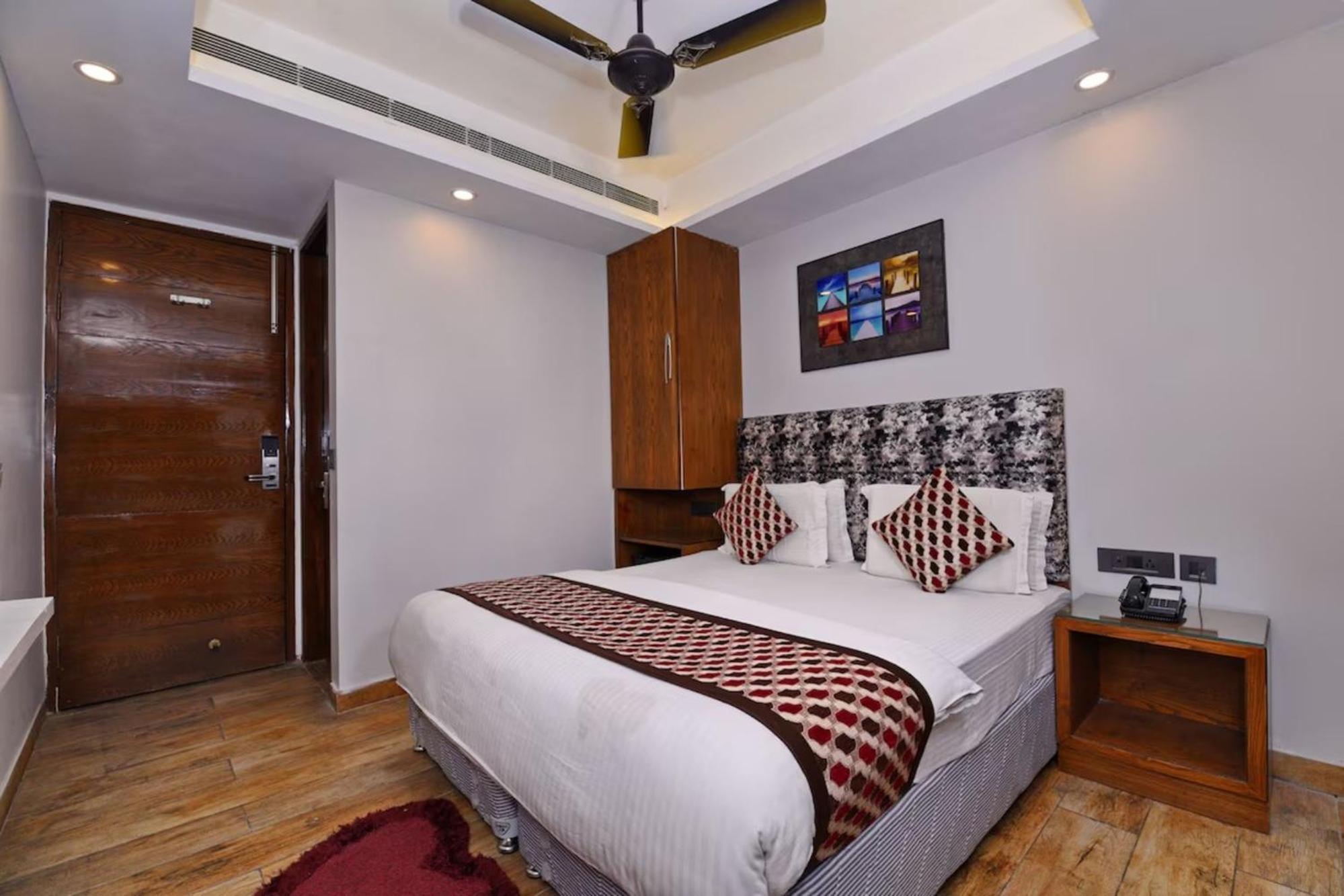 Hotel Nityaa Suites Ню Делхи Екстериор снимка