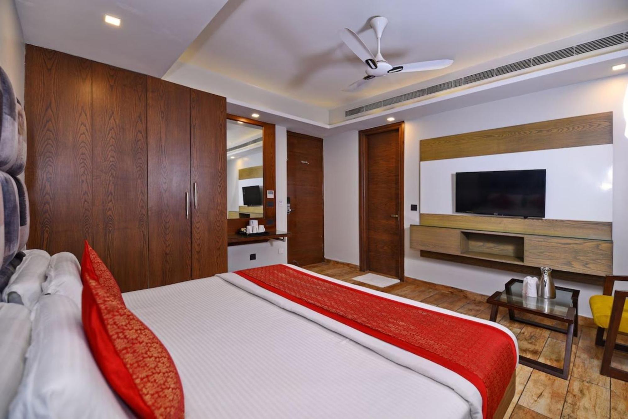 Hotel Nityaa Suites Ню Делхи Екстериор снимка