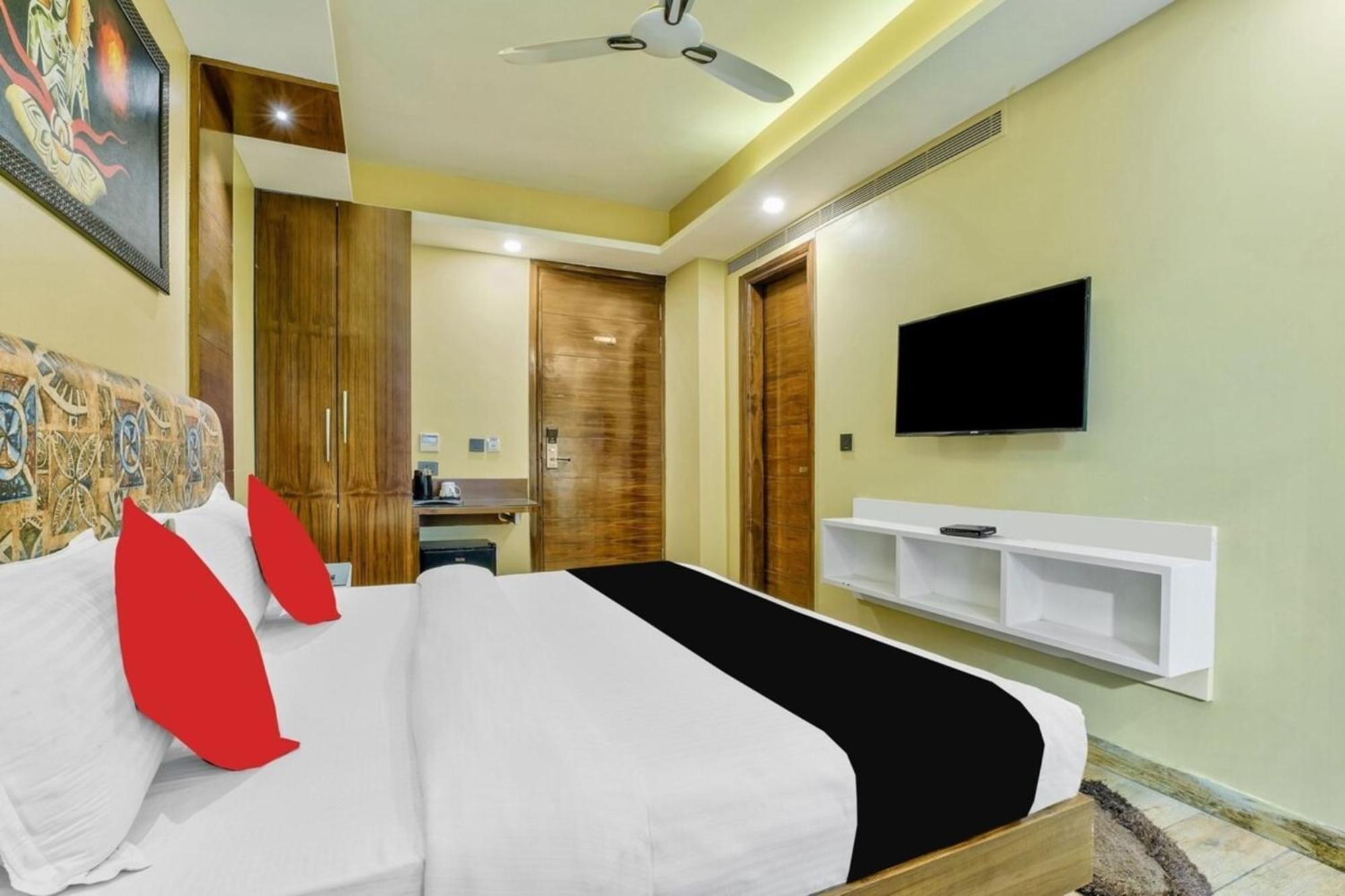 Hotel Nityaa Suites Ню Делхи Екстериор снимка