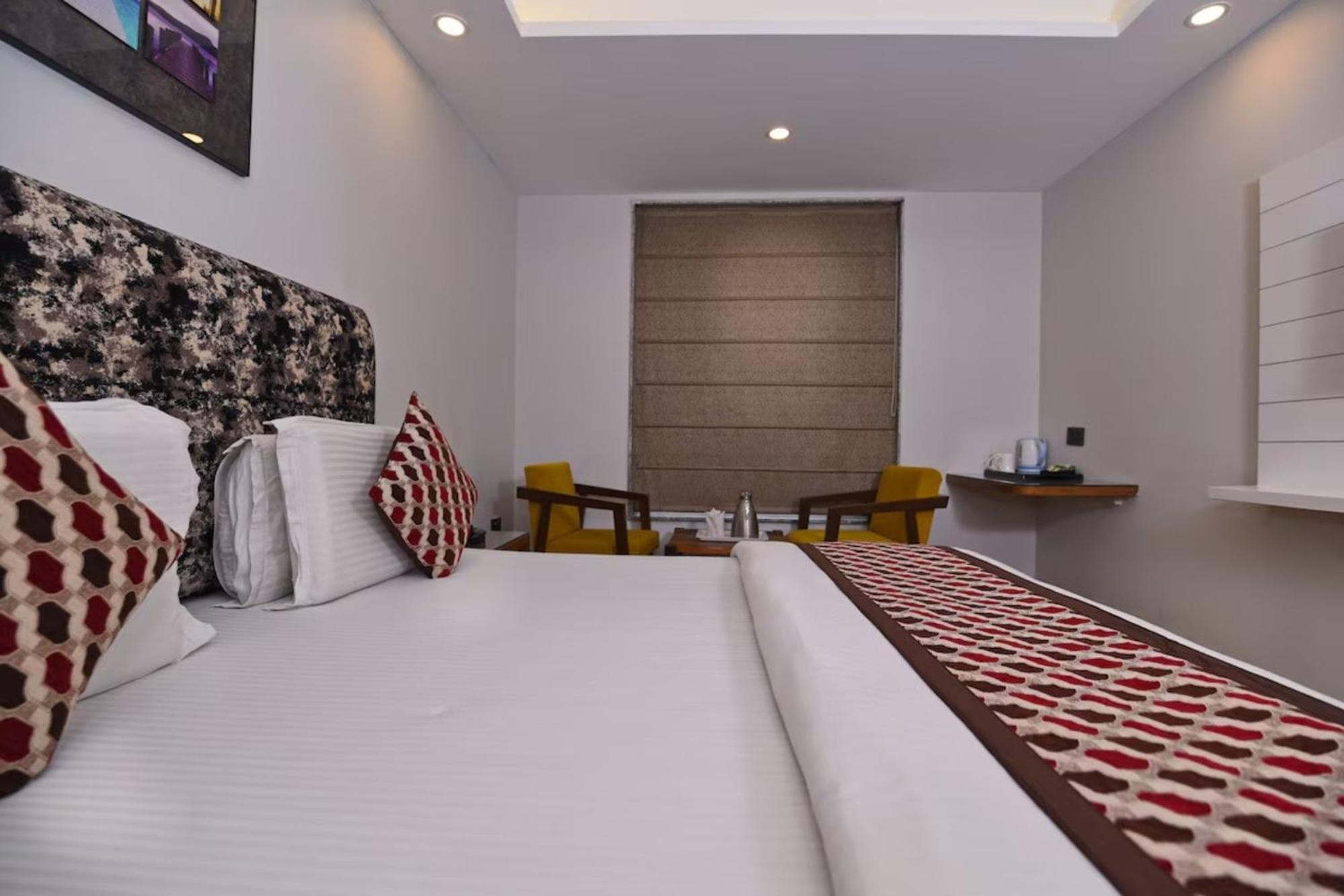 Hotel Nityaa Suites Ню Делхи Екстериор снимка