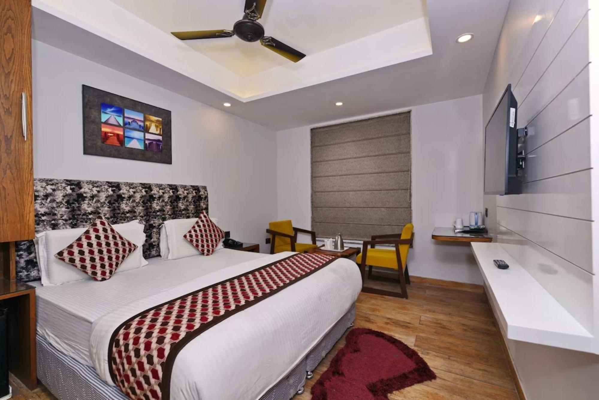 Hotel Nityaa Suites Ню Делхи Екстериор снимка