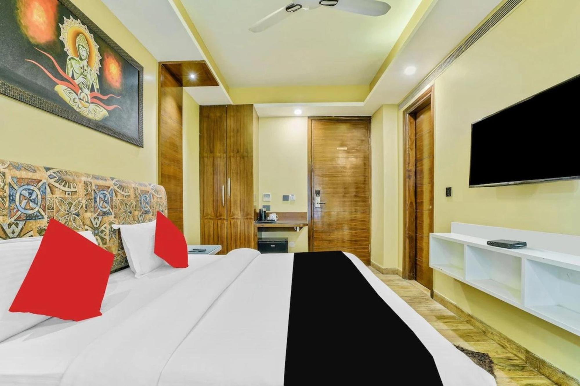 Hotel Nityaa Suites Ню Делхи Екстериор снимка